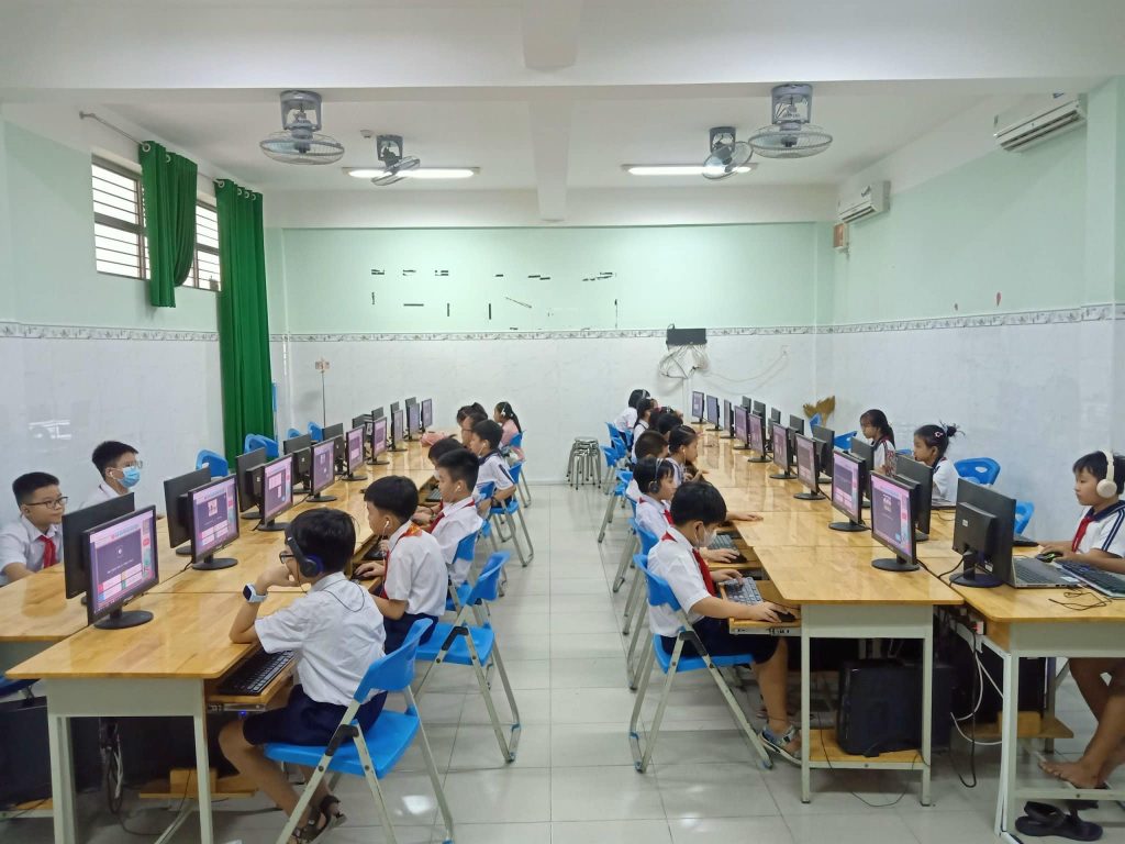 phong tin hoc truong tieu hoc hoa phu